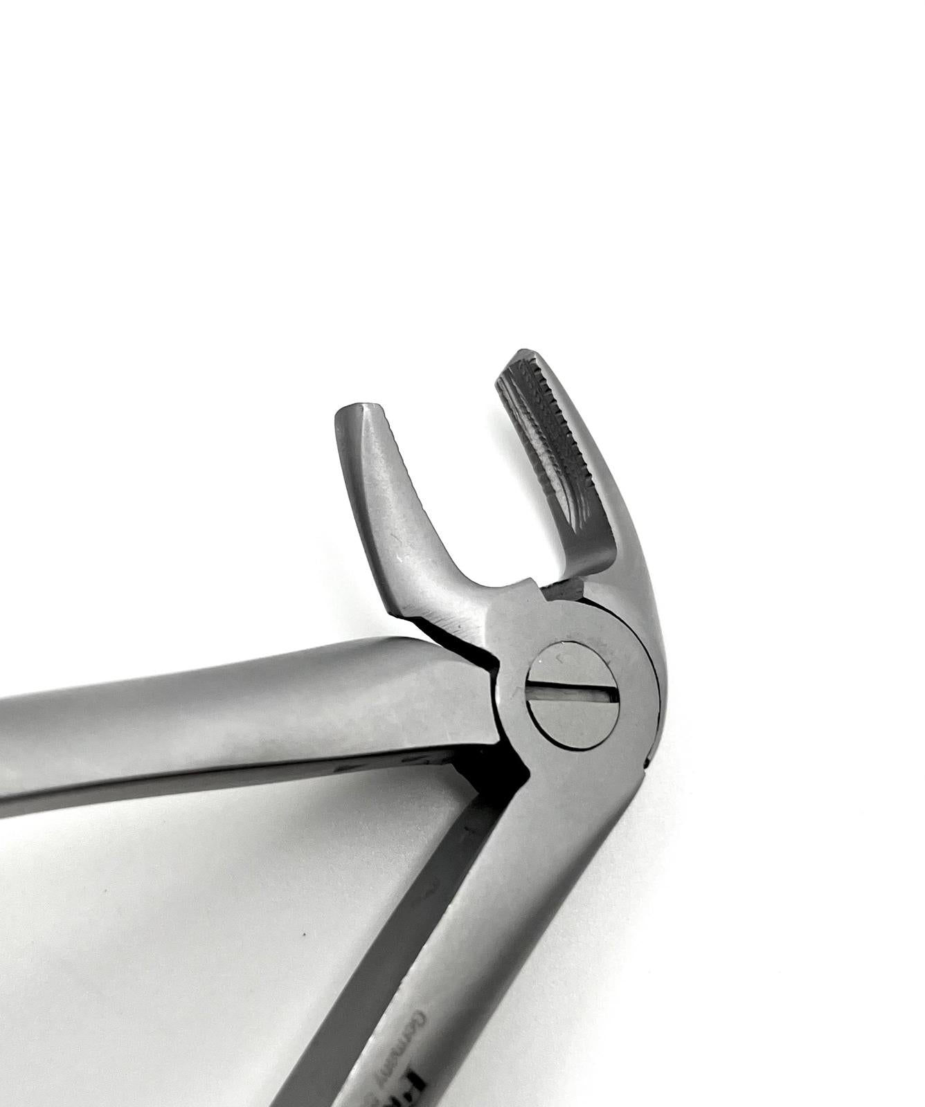 Lower Premolars Atraumair Extraction Forceps# 13, Made in German Stainless Steel./Pince d'Extraction Atraumatique Pour Prémolaires Inférieures #13, Fabriquée en Acier Inoxydable Allemand.