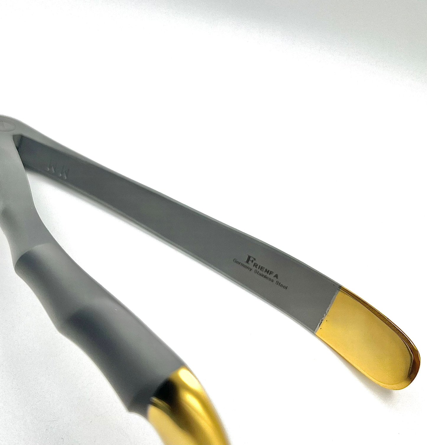 33 Lower Roots Serrated Extraction Forceps, Made in German Stainless Steel/Pince d'Extraction Pour Racines Inférieures #33 Dentelée, Fabriquée en Acier Inoxydable Allemand.